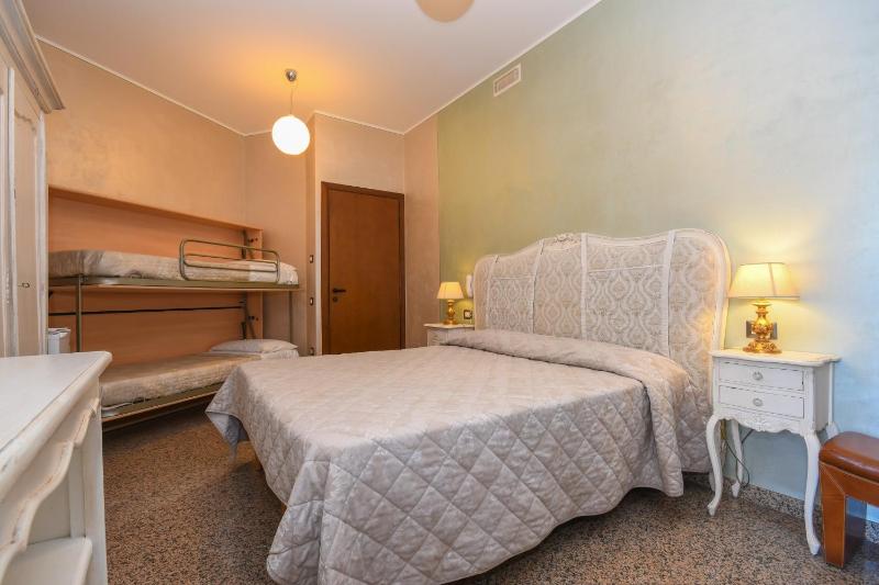 Classic Quadruple Room image 1