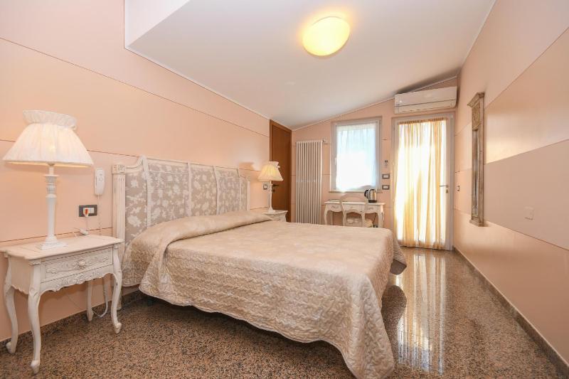 Classic Quadruple Room image 4