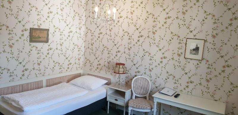 Twin Room image 2