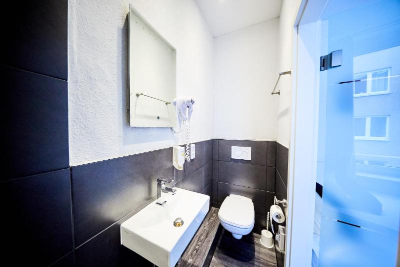 Large Double Room image 4