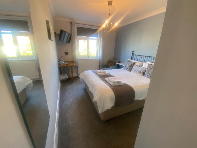Double Room image 3