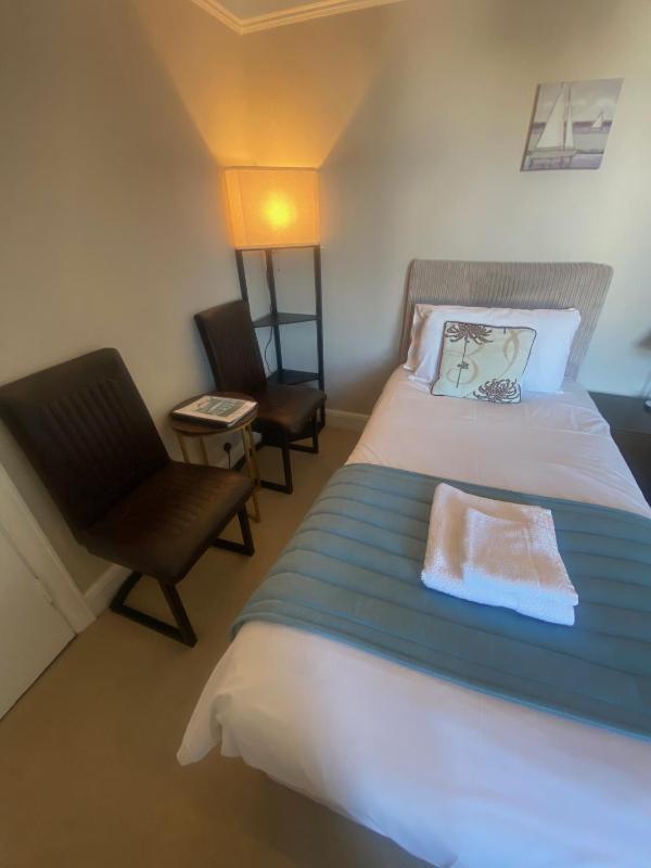 Twin Room image 3