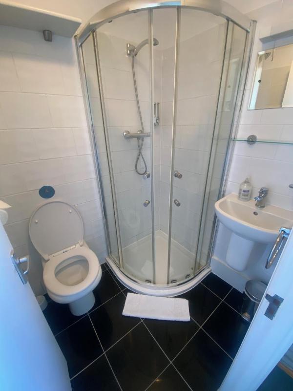 Twin Room image 4