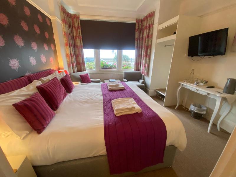 Deluxe Double Room with Sea View image 3