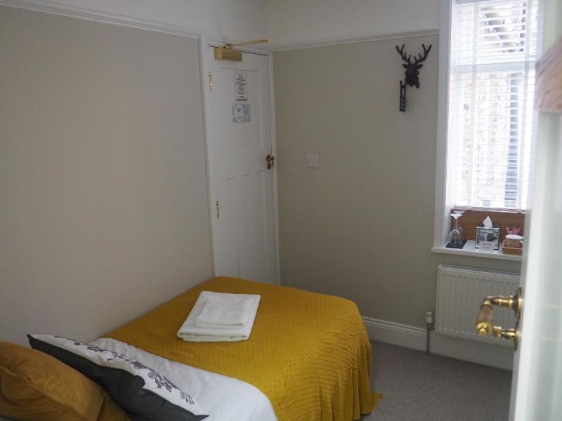 Twin Room with Private Bathroom image 4