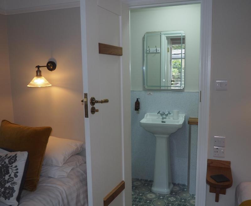 Twin Room with Private Bathroom image 3