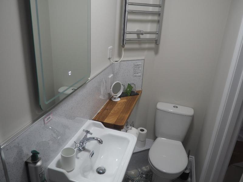 Twin Room with Private Bathroom image 2