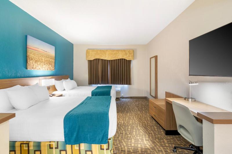 Queen Suite with Two Queen Beds image 4