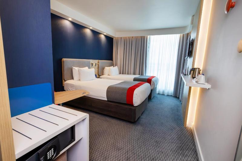 Standard Twin Room with Free Hot Breakfast image 1