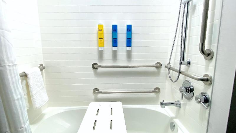 King Room with Bath Tub - Mobility Access image 3