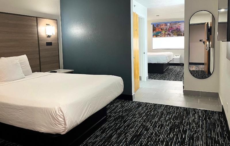Suite with One King Bed and One Queen Bed- Non-Smoking image 2