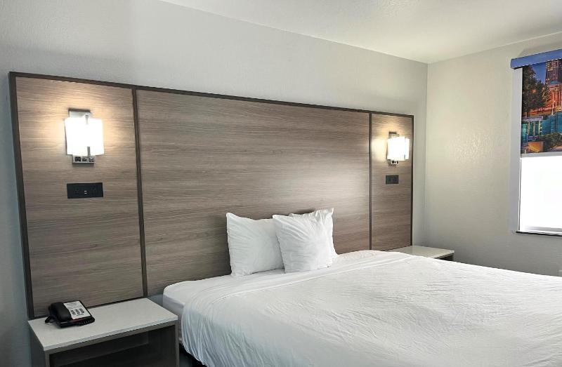 Suite with One King Bed and One Queen Bed- Non-Smoking image 3
