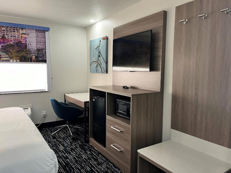 Suite with One King Bed and One Queen Bed- Non-Smoking image 4