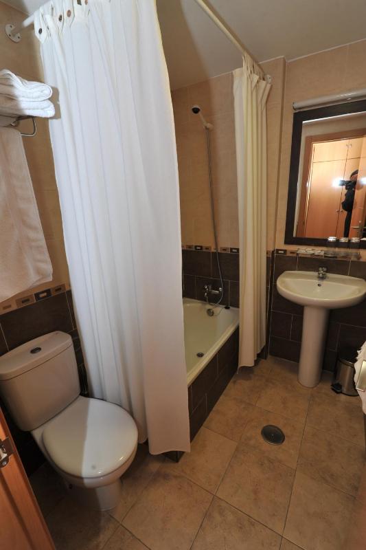 Twin Room image 3