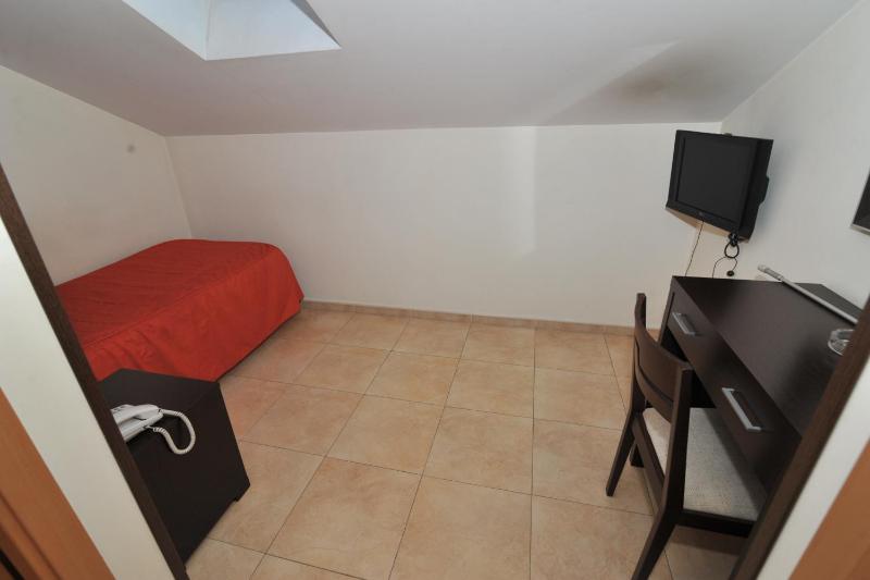 Single Room image 4
