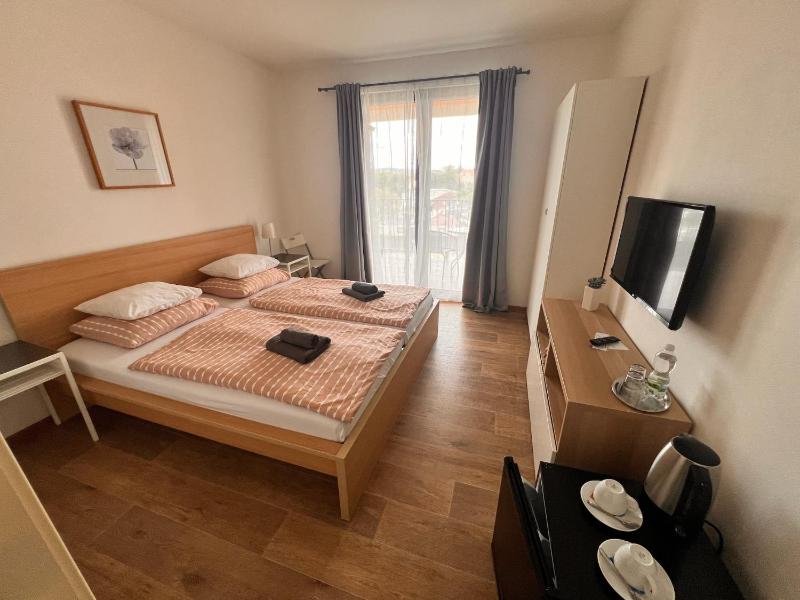 Deluxe Double Room with Balcony image 3