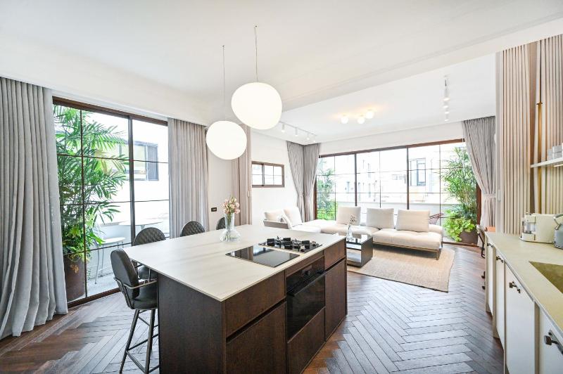 Charming 1BR Dizengoff by HolyGuest - image 1