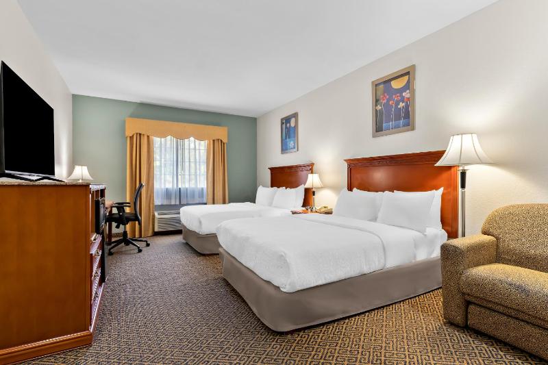 Quadruple Room with Two Queen Beds - Non Smoking image 4