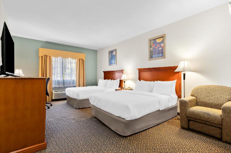 Quadruple Room with Two Queen Beds - Non Smoking image 3