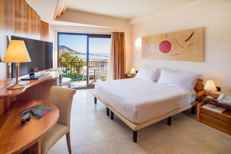 Executive Double Room with Side Sea View image 3