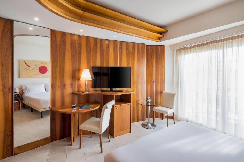 Executive Double Room with Side Sea View image 4