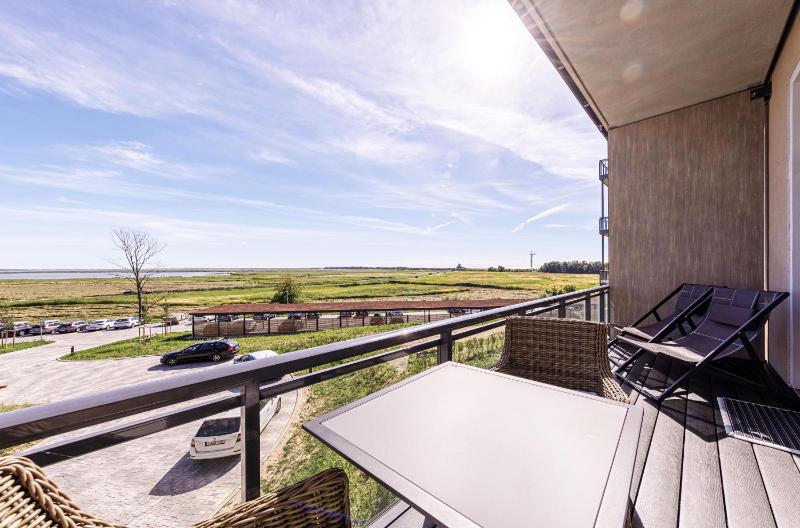 Wellenreiter - 5-Sterne Ferienwohnung mit Südbalkon und Boddenblick - image 4