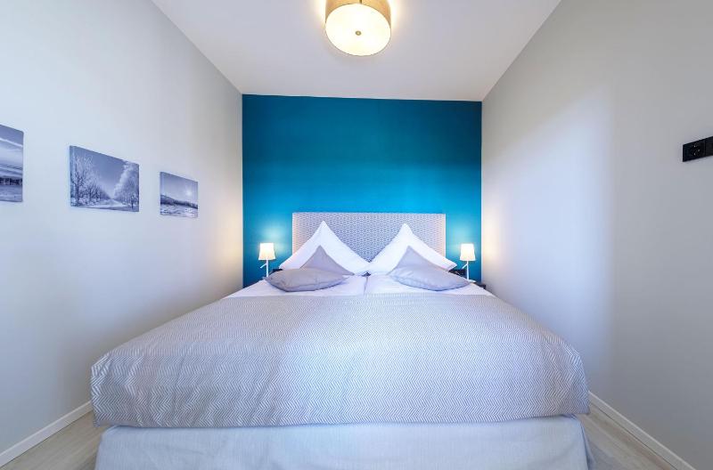 Große Welle - Moderne 25-Zimmer Ferienwohnung mit Südbalkon und Boddenblick - image 12