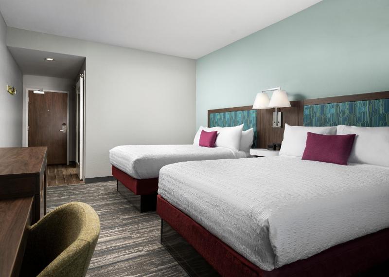 Queen Room with Two Queen Beds image 4