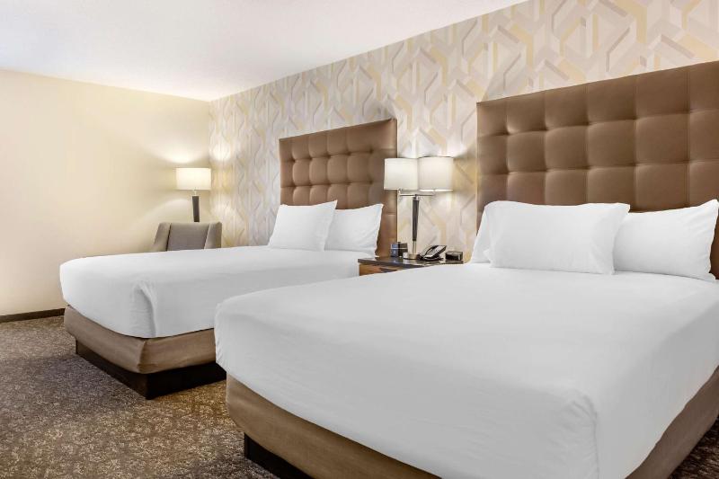 Deluxe Queen Room with Two Queen Beds image 4