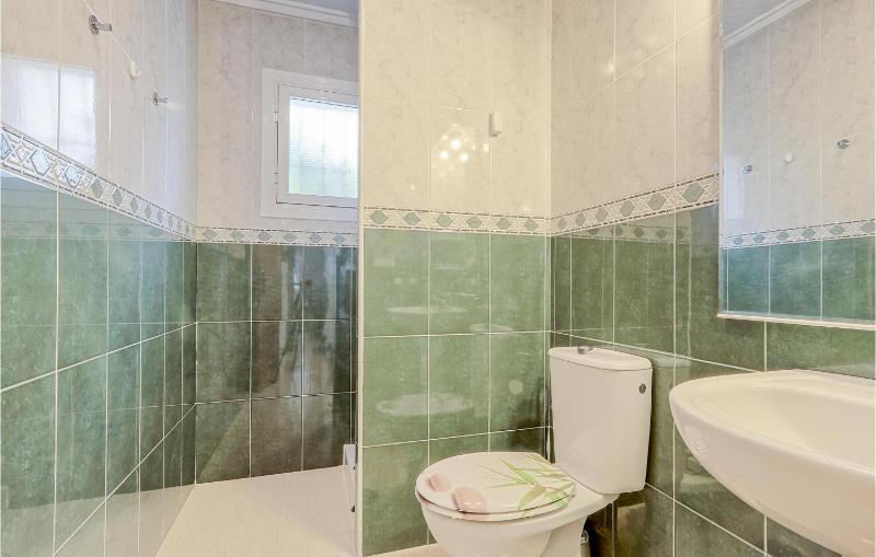 Three-Bedroom Holiday Home  image 2