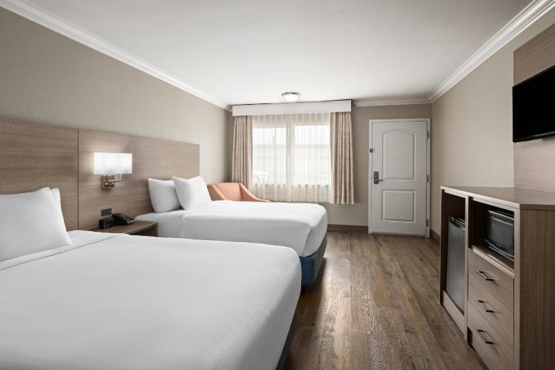 Deluxe Queen Room with Two Queen Beds image 3