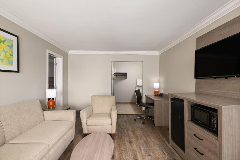 Queen Suite - Non-Smoking image 3