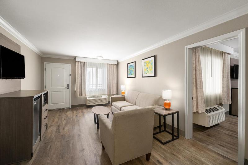 Queen Suite - Non-Smoking image 2