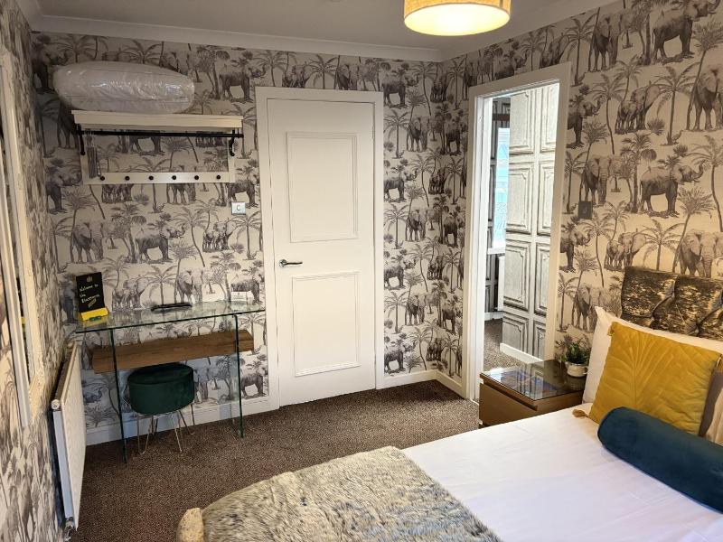 Twin Room with Shower image 4
