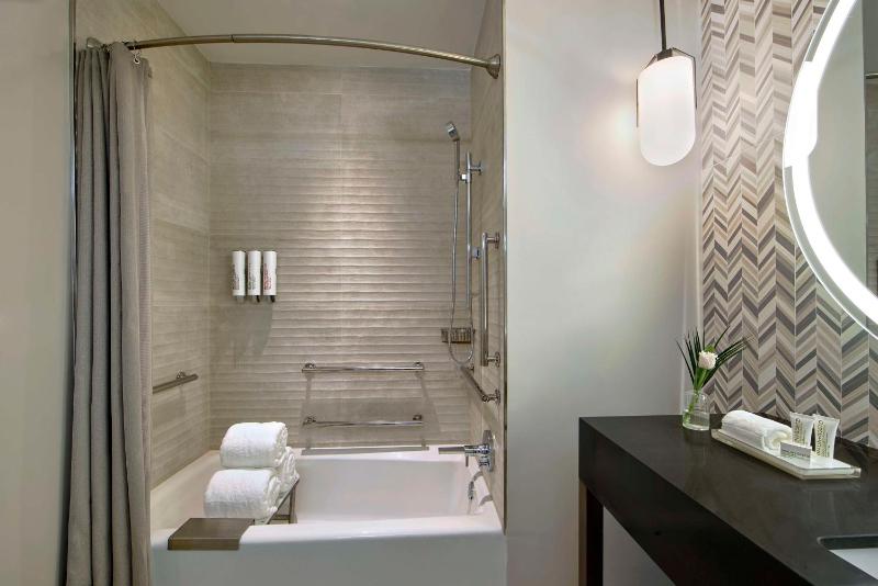 King Room with Accessible Tub - Mobility Access image 3