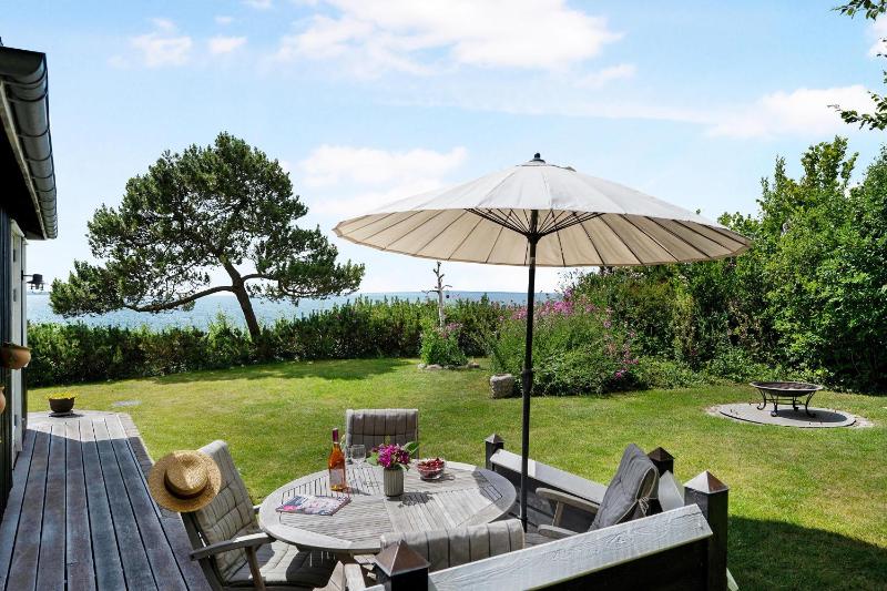 Romantic Seaside Cottage With Panoramic Views Just 20 Meters From The Beach - image 37