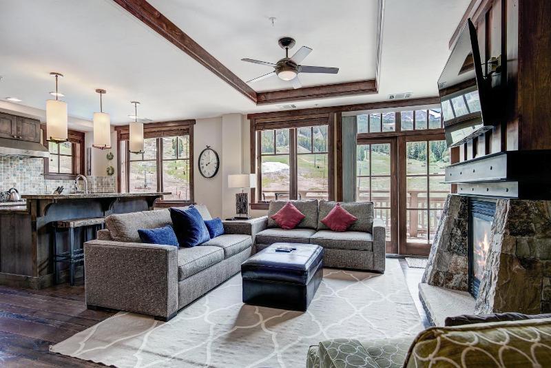 Luxury 4 Bedroom Condo on Peak 8 - image 1
