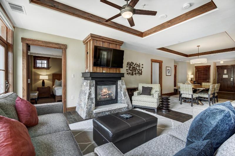 Luxury 4 Bedroom Condo on Peak 8 - image 9