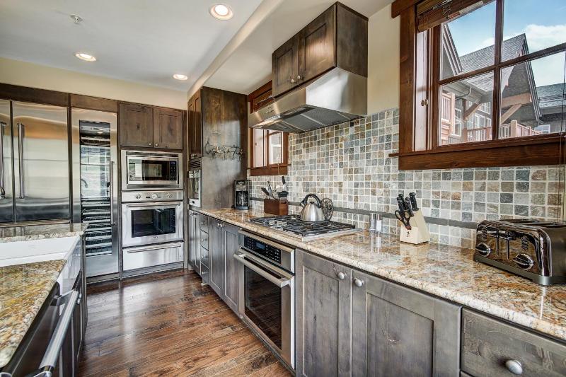 Luxury 4 Bedroom Condo on Peak 8 - image 12