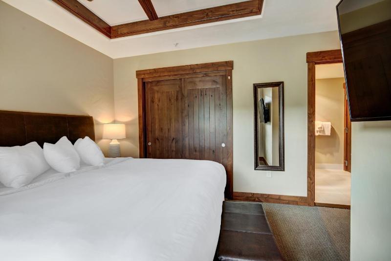 Luxury 4 Bedroom Condo on Peak 8 - image 3