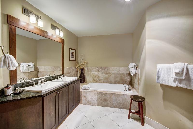 Luxury 4 Bedroom Condo on Peak 8 - image 19