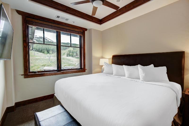 Luxury 4 Bedroom Condo on Peak 8 - image 31