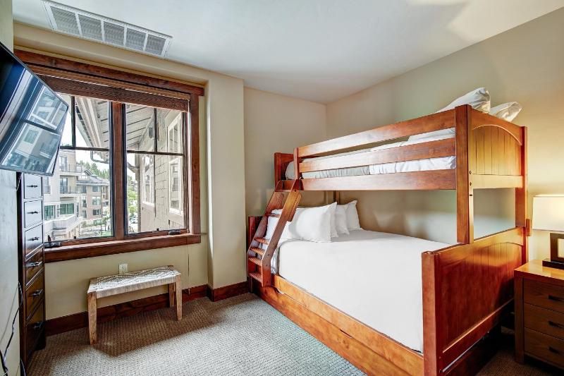 Luxury 4 Bedroom Condo on Peak 8 - image 8