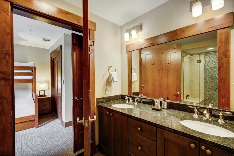 Luxury 4 Bedroom Condo on Peak 8 - image 27