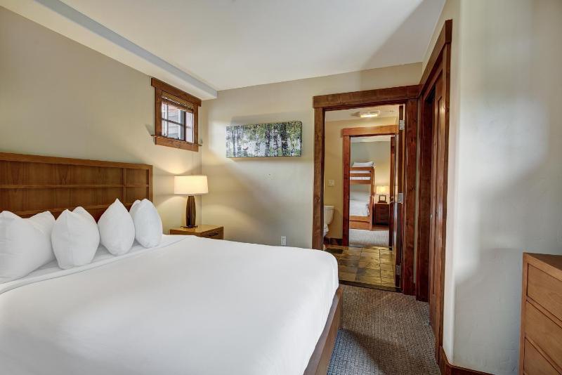 Luxury 4 Bedroom Condo on Peak 8 - image 32