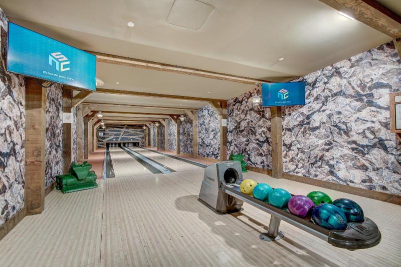 Luxury 4 Bedroom Condo on Peak 8 - image 16
