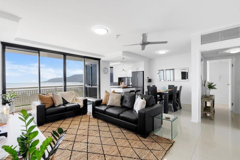 Belle Escapes Rydges Plaza Esplanade Luxury 2-Bedroom Apartment - image 3