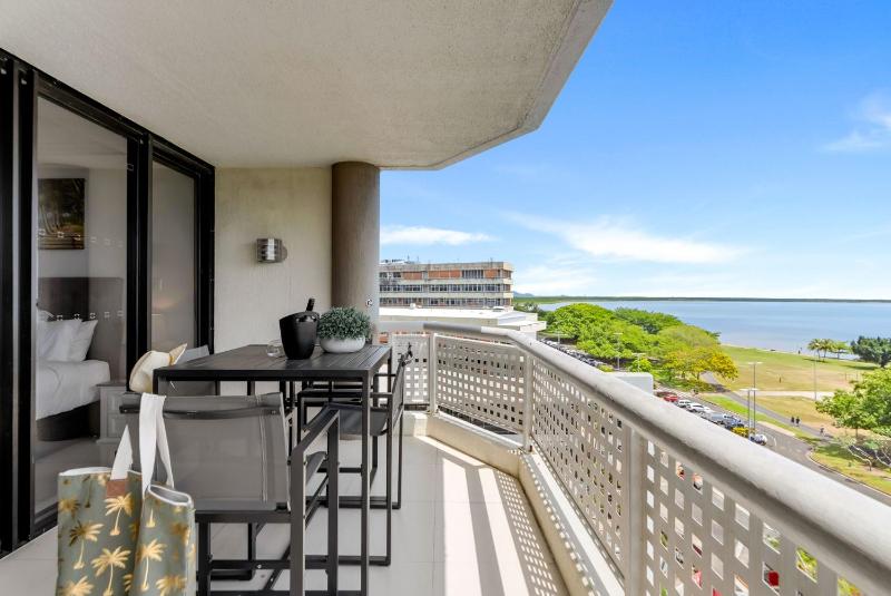 Belle Escapes Rydges Plaza Esplanade Luxury 2-Bedroom Apartment - image 11