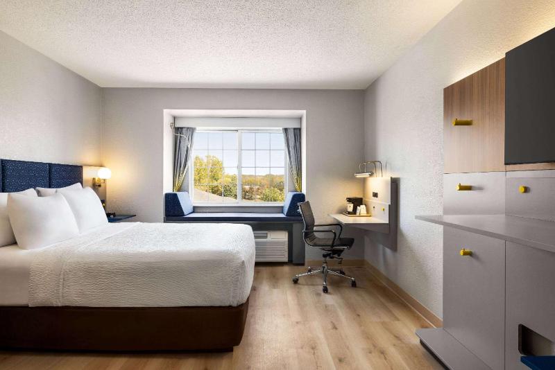Queen Studio Suite, Non-Smoking  image 4
