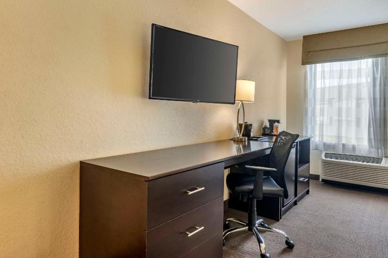 Queen Room with Two Queen Beds - Non-Smoking image 4